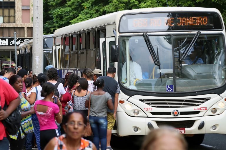 Transporte - ônibus - passageiros ponto parada lotação