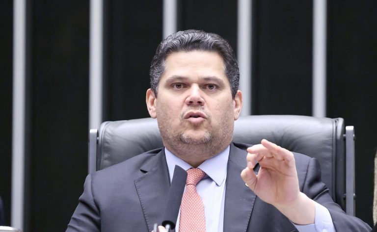 Alcolumbre preside a sessão do Congresso, no Plenário da Câmara