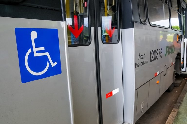 Símbolo de cadeirante em ônbus