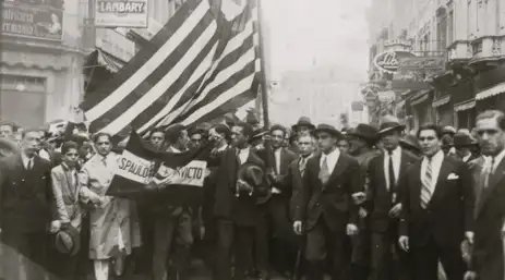 Manifestantes na Rua XV de Novembro, em São Paulo-SP, durante os protestos ocorridos em 23 de maio de 1932. Foto: Wikimedia Commons/ Divulgação