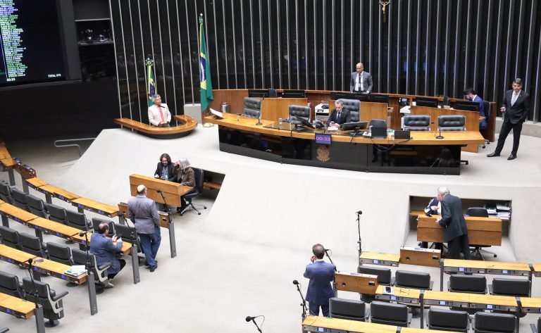 Discussão e votação de propostas Legislativas.