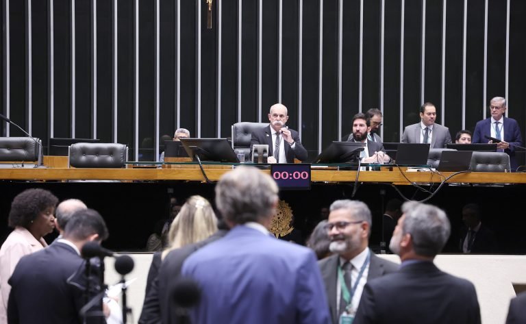Deputados reunidos no plenário
