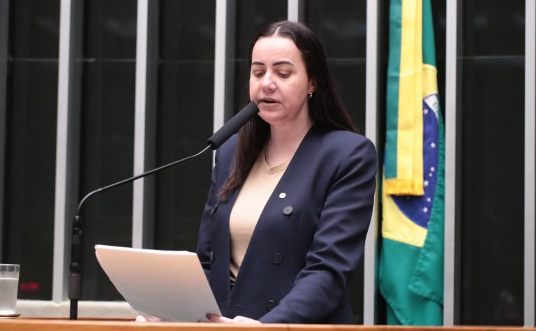 Deputada Franciane Bayer fala ao microfone