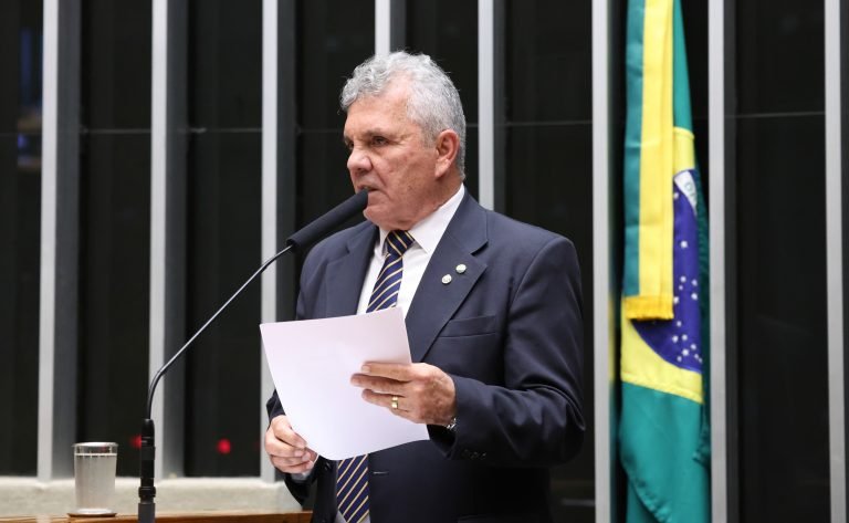 Deputado Alberto Fraga fala ao microfone