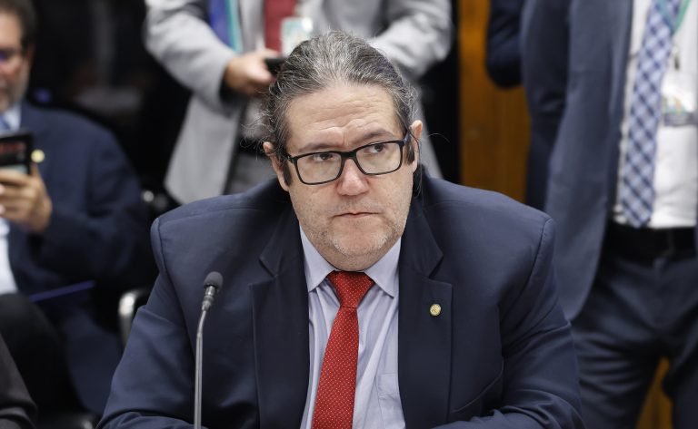 Deputado Tarcísio Motta (Psol-RJ) em reunião na Câmara dos Deputados