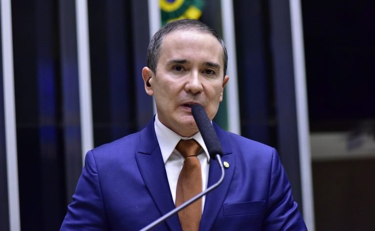 Deputado Duda Ramos fala ao microfone