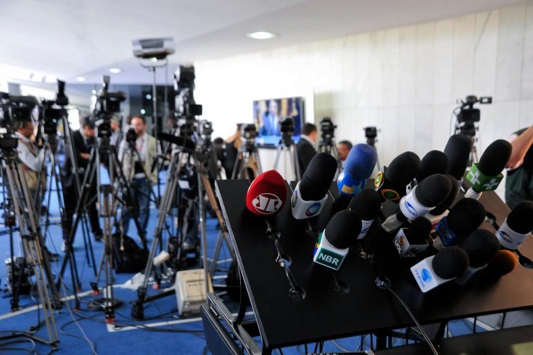 Comunicação - jornalismo - imprensa rádio TV televisão repórteres jornalistas entrevistas opinião pública