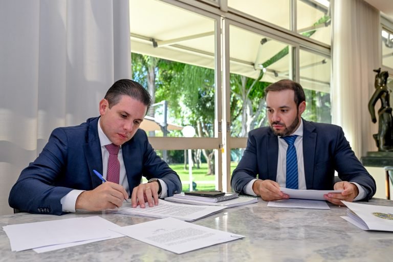Motta assina nomeações ao lado do diretor-geral da Câmara, Guilherme Brandão