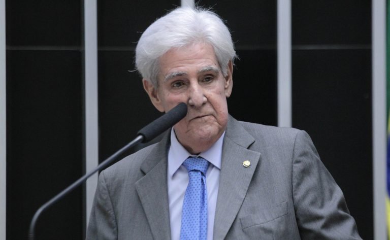 Odelmo Leão discursa na tribuna da Câmara