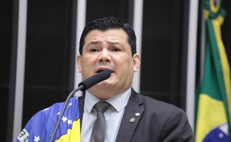 Deputado Gilvan da Federal fala ao microfone