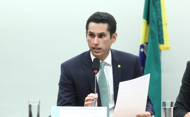 Deputado Domingos Neto fala ao microfone