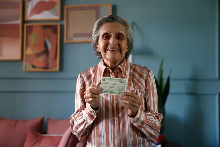 Rio de Janeiro (RJ), 10/07/2026 - Antonieta da Silva Campos, 96 anos, bancária aposentada, exibe seu título de eleitor em sua casa. Foto: Tânia Rêgo/Agência Brasil