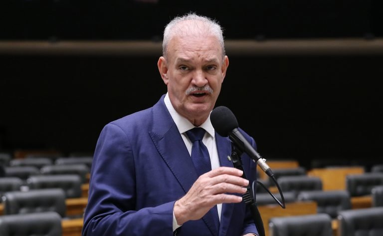 Deputado Geraldo Resende fala ao microfone