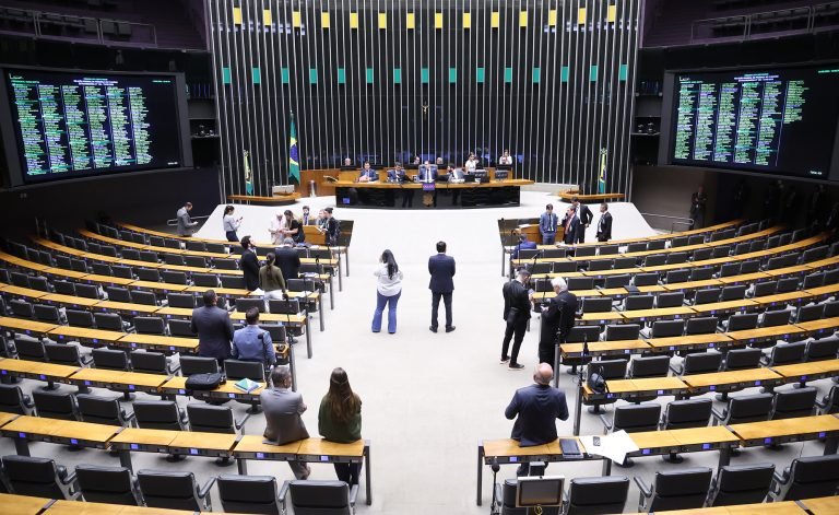 Discussão e votação de propostas legislativas.