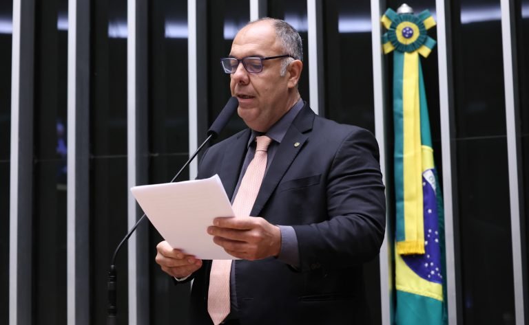 Deputado Marcos Braz fala ao microfone