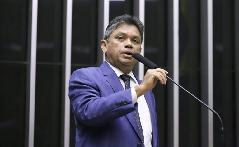 Deputado Márcio Jerry fala ao microfone