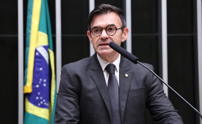 Deputado Raniery Paulino (Republicanos-PB) fala no Plenário da Câmara dos Deputados