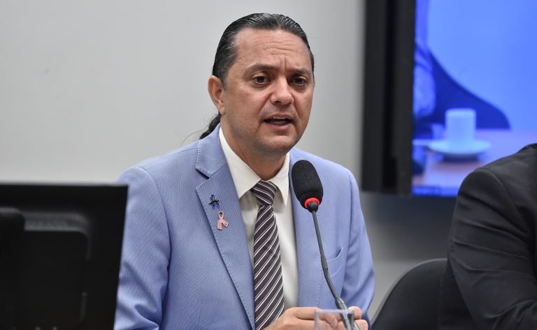 Deputado Weliton Prado (PSD-MG) fala em comissão na Câmara dos Deputados