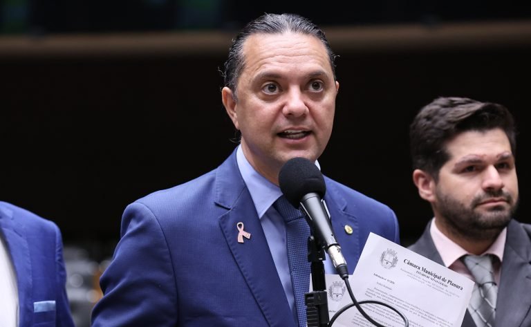 Deputado Weliton Prado fala ao microfone