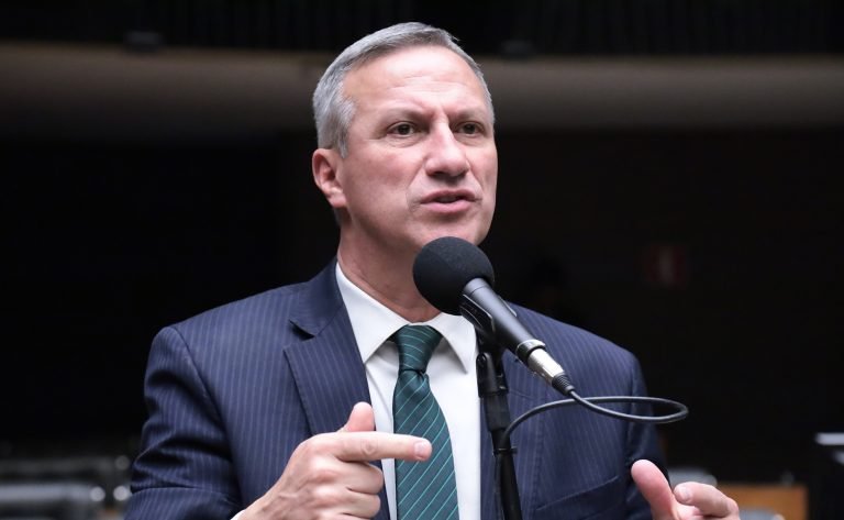 Deputado Sanderson fala ao microfone