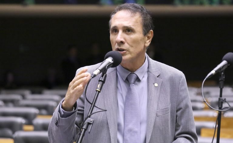 Deputado Carlos Henrique Gaguim (União-TO) fala no Plenário da Câmara dos Deputados