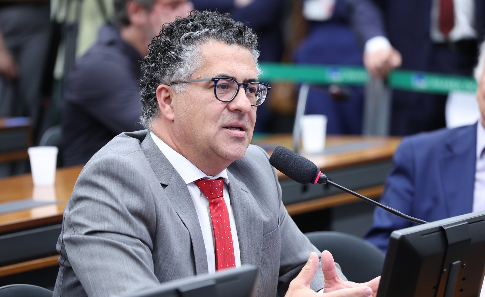 Deputado Alencar Santana (PT-SP) fala em comissão da Câmara dos Deputados
