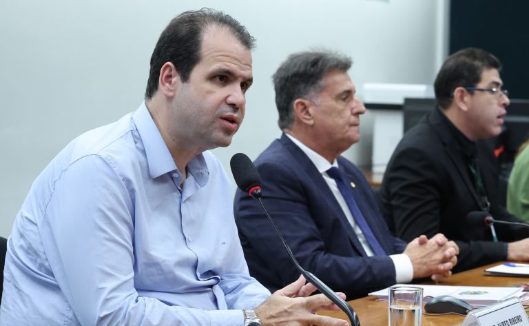 Discussão e votação do parecer do relator. Dep. Aureo Ribeiro (SOLIDARIEDADE-RJ)