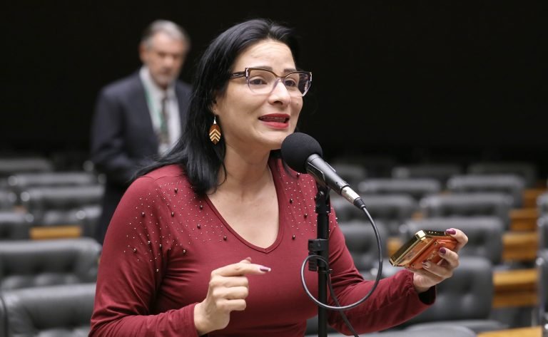 Deputada Juliana Cardoso fala ao microfone