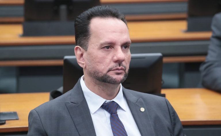 Deputado Josenildo fala ao microfone