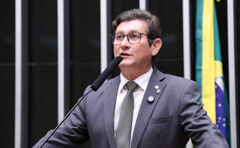 Deputado Rodrigo da Zaeli fala ao microfone