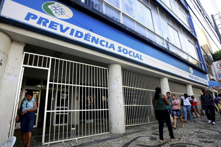Prédio com fachada azul escrito Previdência Social