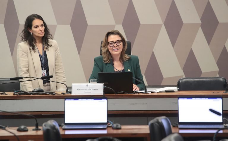 Instalação e eleição de Presidente e Vice-Presidente. Senadora, Leila Barros (PDT - DF)