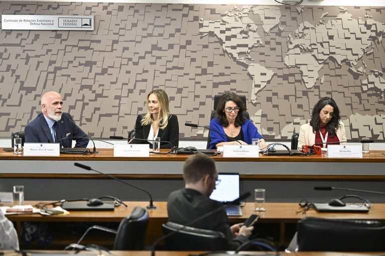 Pessoas sentadas à mesa