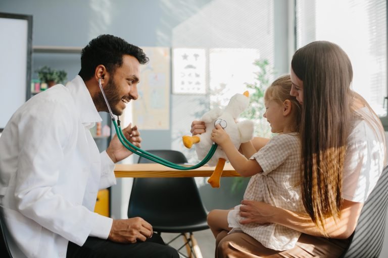 Mãe acompanha filha em consulta médica