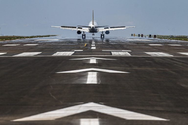 Avião levantando voo