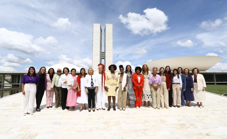 Foto oficial em homenagem ao Dia Internacional da Mulher.