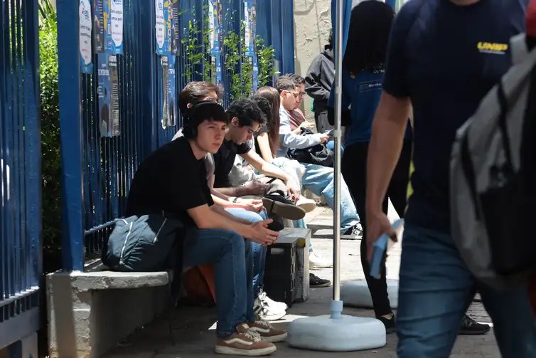 Paulo Pinto/Agência Brasil São Paulo (SP), 09/11/2025 - Estudantes no primeiro dia de provas do ENEM na UNIP Vergueiro em São Paulo. Foto: Paulo Pinto/Agência Brasil.
