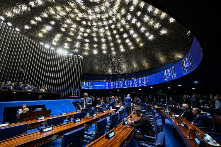 Carlos Moura/Agência Senado Plenário do Senado Federal durante sessão deliberativa ordinária. Ordem do dia.
Na pauta, estão o PL 699/2023, que cria o Programa de Desenvolvimento da Indústria de Fertilizantes (Profert) e incentivos à produção nacional; o PL 429/2024, sobre custas judiciais na Justiça Federal; os PLs 1.872/2025 e 1.881/2025, que criam fundos para o MPU e a DPU; e o PL 3.289/2026, sobre leilões públicos para formação de estoques.
Telão exibe, discurso, à tribuna, senador Sargento Reginauro (PSDB-CE).
Mesa:
4º secretário da Mesa do Senado Federal,
senador Laércio Oliveira (PP-SE);
senador Cid Gomes (PSB-CE);
presidente do Senado Federal, senador Davi Alcolumbre (União-AP);
secretário-geral da Mesa do Senado Federal, Danilo Augusto Barboza de Aguiar.
Foto: Carlos Moura/Agência Senado