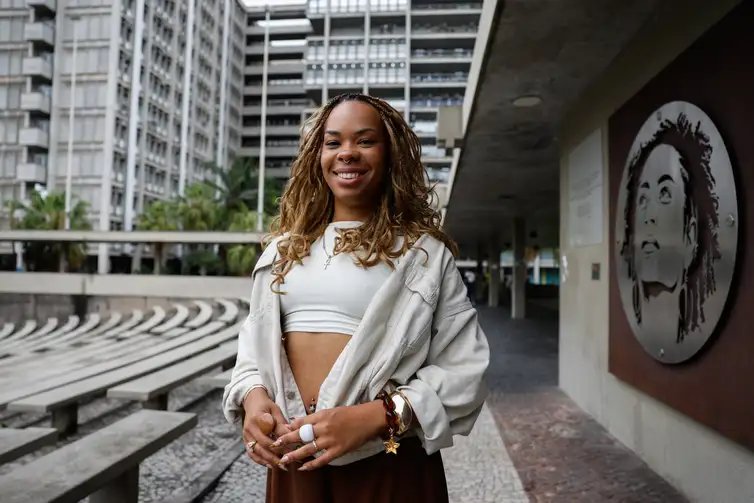 Rio de Janeiro (RJ), 27/08/2026 – Retrato da educadora popular e estudante universitária de História Sara Sant'anna, na Uerj. Foto: Fernando Frazão/Agência Brasil