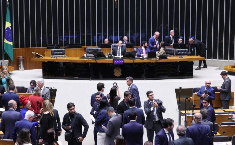 Discussão e votação de propostas legislativas.