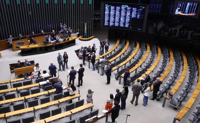 Discussão e votação de propostas legislativas.