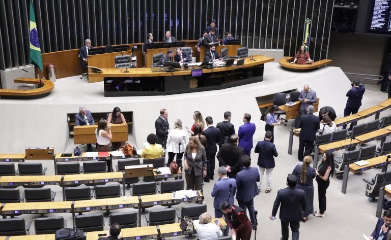 Discussão e votação de propostas legislativas.