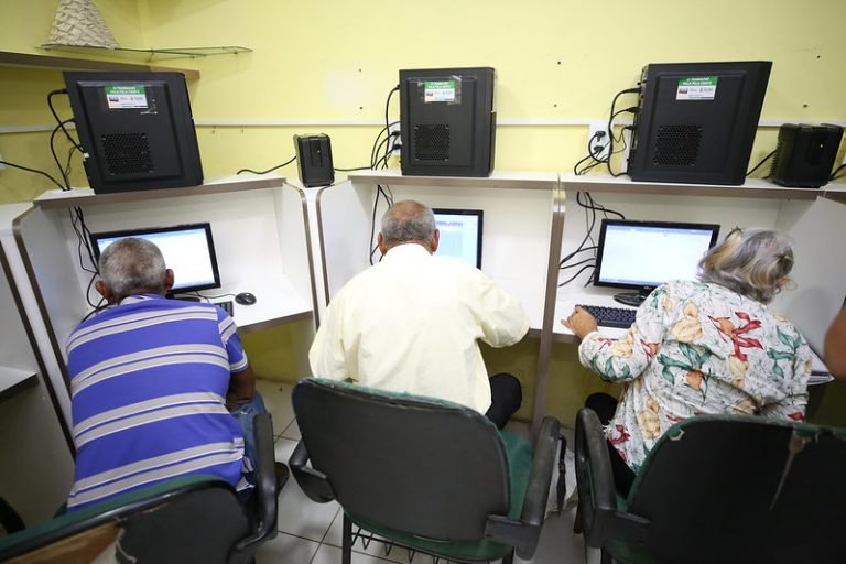Direitos Humanos - idoso - O Fundo de Promoção Social - FPS, auxilia nas oficinas das atividades da Associação de Idosos Paz e Bem - ASSIPAB, na rua Tenório Telles, 264, Tarumã - tecnologia - inclusão de idosos