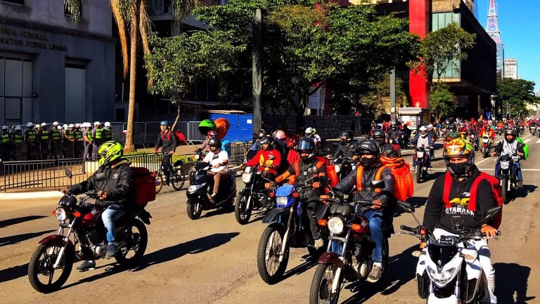 Trabalho - geral - manifestações protestos entregas delivery motoboys motoqueiros aplicativos exploração (entregadores protestam por melhores condições de trabalho em 1/7/20, São Paulo-SP) 