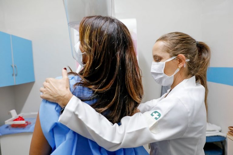 Saúde - mamografia - câncer de mama - Rede pública oferece acolhimento e tratamento para câncer de mamaUnidade Básica de Saúde é a porta de entrada para as pacientes e o início da vitória sobre a doença. Entre janeiro e setembro de 2023, DF registrou 430 novos casos na rede pública.