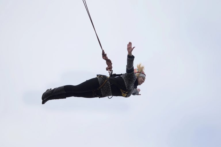 mulher faz salto de rope jump