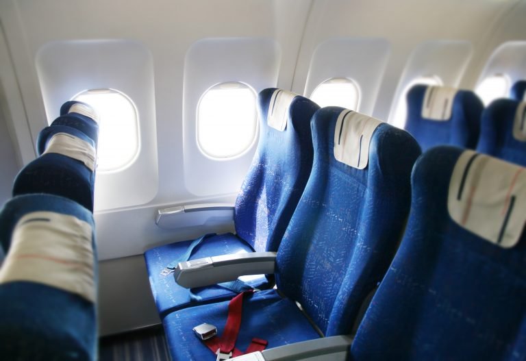 Foto tirada dentro de avião mostra poltronas vazias