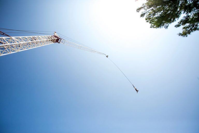 Pessoa pula de bungee jump