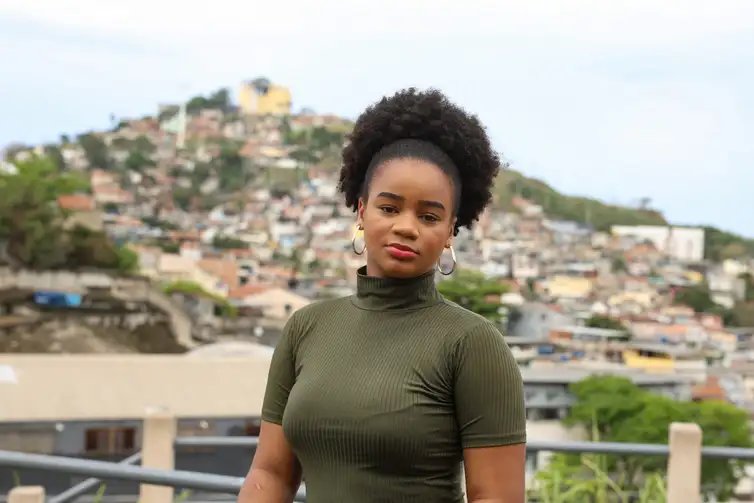 Rio de Janeiro (RJ), 31/08/2026 – A ativista e pesquisadora Letícia Vitória Silva Guimarães posa para fotografia no Complexo do Alemão, na zona norte do Rio de Janeiro. Foto: Tomaz Silva/Agência Brasil